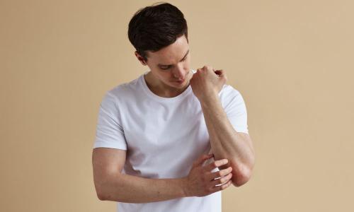 Viszkető, pikkelyes bőr? Célzott segítség és tudatos bőrápolás pikkelysömör esetén