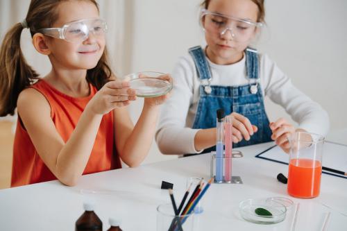 Tudományos játékok gyerekeknek - Miért érdemes Science & Play készleteket választani?